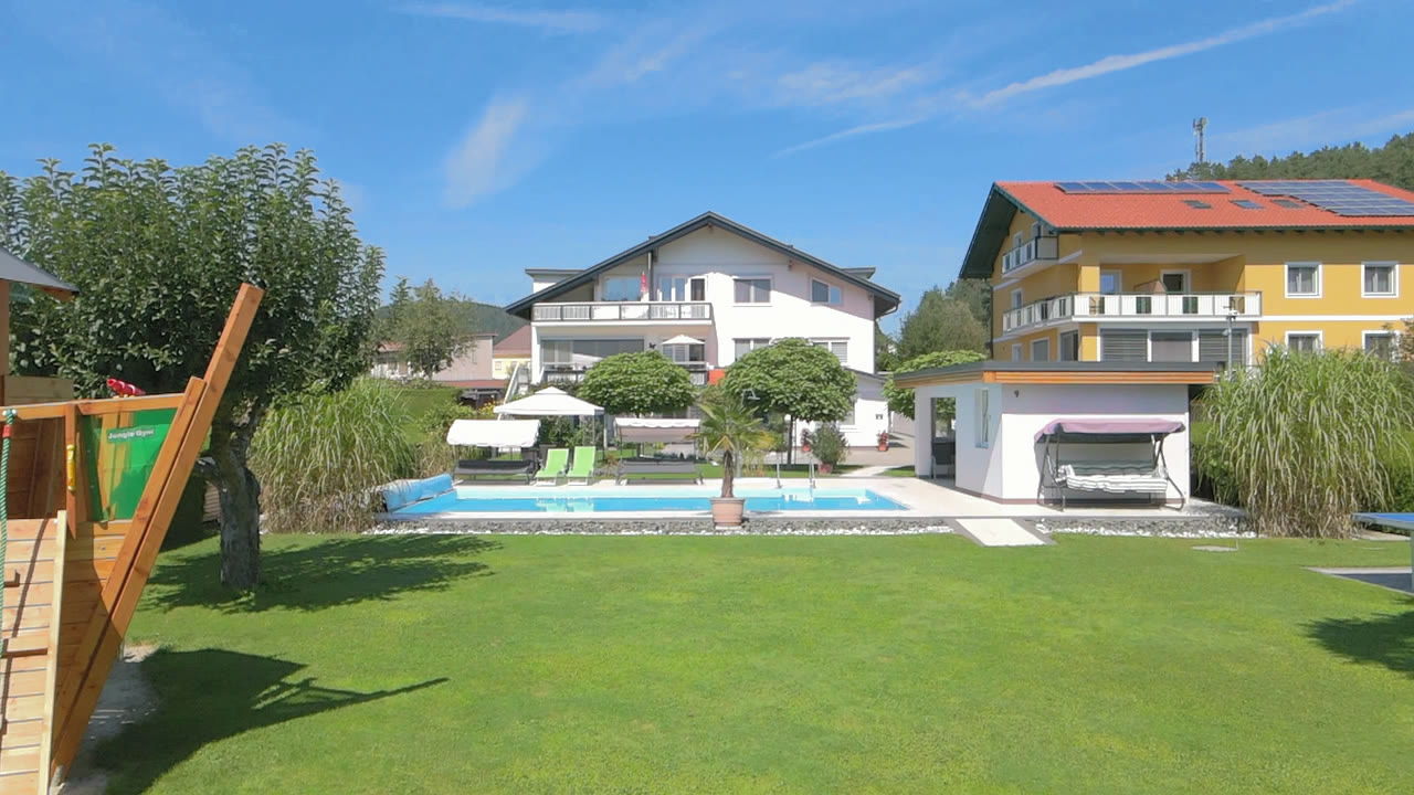 Garten, Pool und Ferienhaus Jernej im Sommer