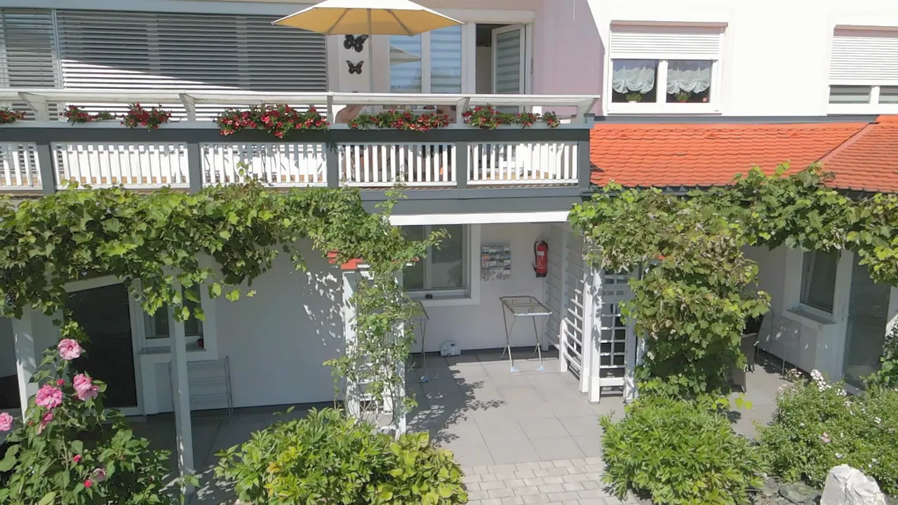 Fahrt an der Terrasse mit Pergola, Rosen und Balkon entlang